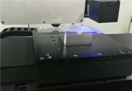 The high-precision glass cutting equipment ensures that the glass has no sharp edges or burrs when being cut